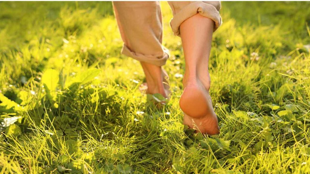 benefits of grounding barefoot